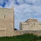 � costruita in pietrame sbozzato e addossata alla cinta muraria del Casale omonimo, edificato alla fine dell�VIII secolo, che include anche una preziosa chiesa preromanica